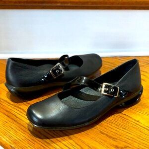 ASGI Women's Splendor Mary Jane, Black Leather Size 9.5 in Like New Condition!!